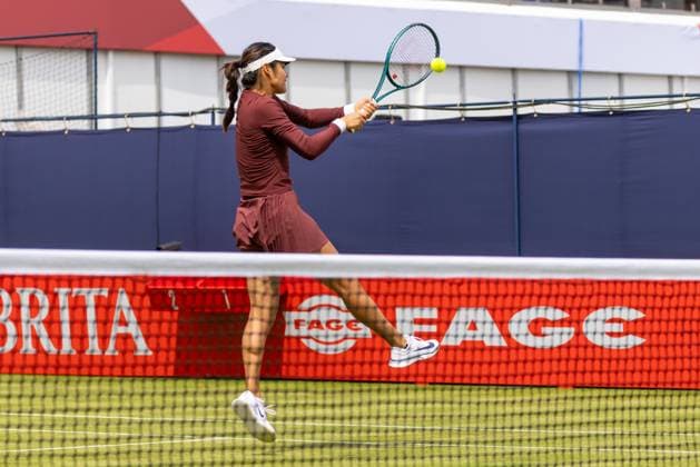 Tennis - 2025 WTA, Tennis Damen HSBC Championships - Round One - F.H. Wu & X.Y. Jiang. vs E. Raducanu & K. Boulter - The Queens Club - Monday 9th June 2025 Emma Raducanu (GBR) leaps high to volley the return Colorsport Daniel Bearham  csp_ten_quW_db_09062025_