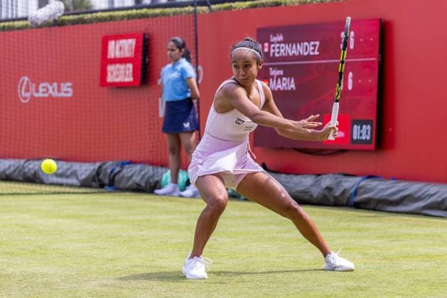 Tennis - 2025 WTA, Tennis Damen HSBC Championships - Round One - Leylah Fernandez (CAN) vs Tatjana Maria - The Queens Club - Monday 9th June 2025 Leylah Fernandez (CAN) prepares to strike the return Colorsport Daniel Bearham  csp_ten_quW_db_09062025_