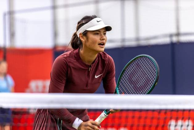 Tennis - 2025 WTA, Tennis Damen HSBC Championships - Round One - F.H. Wu & X.Y. Jiang. vs E. Raducanu & K. Boulter - The Queens Club - Monday 9th June 2025 Emma Raducanu (GBR) waits by the net for the action to come her way Colorsport Daniel Bearham  csp_ten_quW_db_09062025_