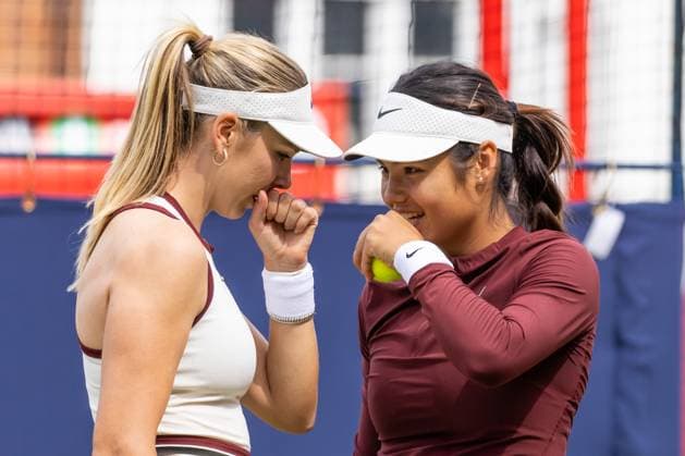 Tennis - 2025 WTA, Tennis Damen HSBC Championships - Round One - F.H. Wu & X.Y. Jiang. vs E. Raducanu & K. Boulter - The Queens Club - Monday 9th June 2025 Emma Raducanu (GBR) and Katie Boulter (GBR) discuss their next move ahead of Katie Boulter (GBR) serving Colorsport Daniel Bearham  csp_ten_quW_db_09062025_