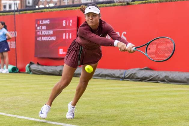 Tennis - 2025 WTA, Tennis Damen HSBC Championships - Round One - F.H. Wu & X.Y. Jiang. vs E. Raducanu & K. Boulter - The Queens Club - Monday 9th June 2025 Emma Raducanu (GBR) stretches for the the return of serve Colorsport Daniel Bearham  csp_ten_quW_db_09062025_