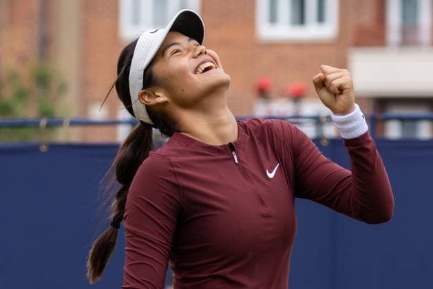 Tennis - 2025 WTA, Tennis Damen HSBC Championships - Round One - F.H. Wu & X.Y. Jiang. vs E. Raducanu & K. Boulter - The Queens Club - Monday 9th June 2025 Emma Raducanu (GBR) celebrates her teams win Colorsport Daniel Bearham  csp_ten_quW_db_09062025_