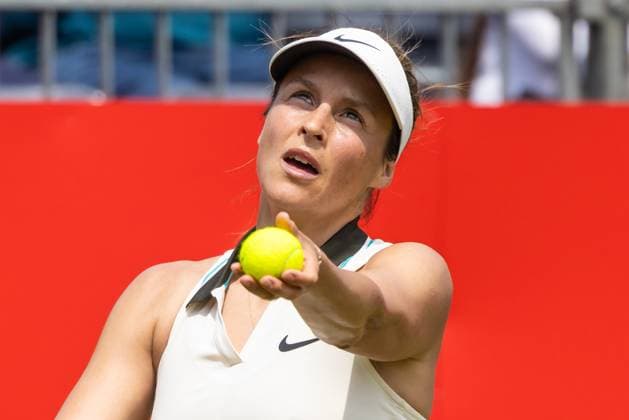 Tennis - 2025 WTA, Tennis Damen HSBC Championships - Round One - Leylah Fernandez (CAN) vs Tatjana Maria - The Queens Club - Monday 9th June 2025 Tatjana Maria prepares to serve Colorsport Daniel Bearham  csp_ten_quW_db_09062025_