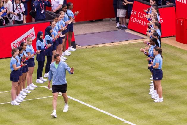 Tennis - 2025 WTA, Tennis Damen HSBC Championships - Queens Club Andy Murray walks onto the newly renamed Any Murray arena as a tribute to his performances on the formerly named Centre court Colorsport Daniel Bearham  csp_ten_quW_db_09062025_