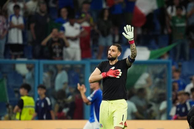 Italy s goalkeeper Gianluigi Donnarumma greets the fans at the end of the Uefa European Qualifiers 2026 match between Italy and Moldova (group I) at the Mapei Stadium, Reggio Emilia, Italy - June 9, 2025. - Soccer .  Copyright: xMassimoxPaolone LaPressex