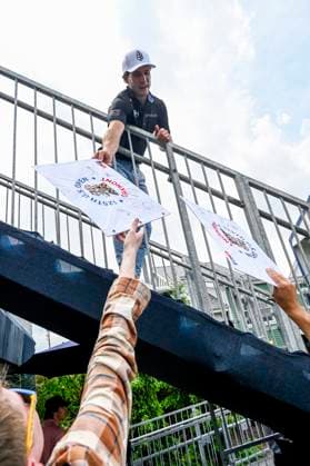 Fans collect autographs as players exits the 18th green on the first practice round of the USGA 125 U.S. Open Championship in Oakmont Pennsylvania near Pittsburgh on Monday, June 9, 2025.  PIT2025060924 ArchiexCarpenter