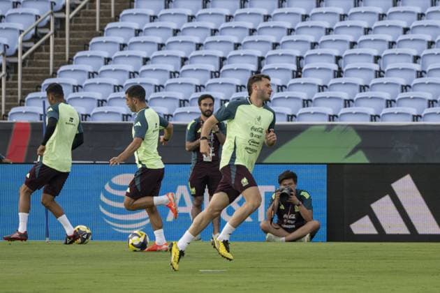 Training session of Mexico ahead of friendly against Turkiye in 2026 World Cup Qualifier preparations NORTH CAROLINA, UNITED STATES - JUNE 9: Players of Mexico National football team attend training session at Kenan Stadium in North Carolina ahead of a friendly football match against Turkiye, as part of preparations for the 2026 FIFA World Cup, WM, Weltmeisterschaft, Fussball qualifiers, in Chapel Hill, United States on June 9, 2025. Celal Gunes Anadolu North Carolina United States. Editorial use only. Please get in touch for any other usage.  Copyright: x2025xAnadoluxCelalxGunesx