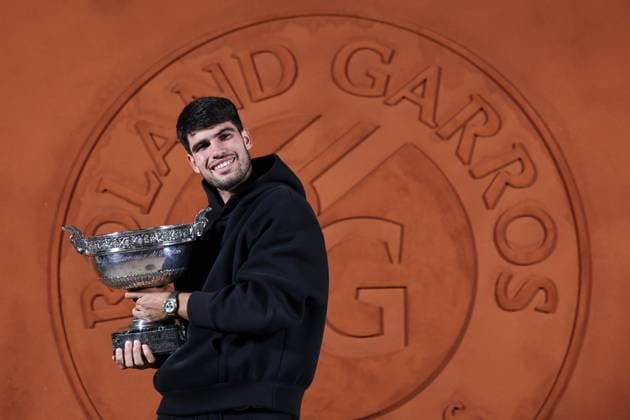 (250610) -- BEIJING, June 10, 2025 -- Carlos Alcaraz poses for photos with the trophy after winning the men s singles final match between Jannik Sinner of Italy and Carlos Alcaraz of Spain at the French Open tennis tournament at Roland Garros, Paris, France, June 8, 2025. ) XINHUA PHOTOS OF THE DAY LixJing 