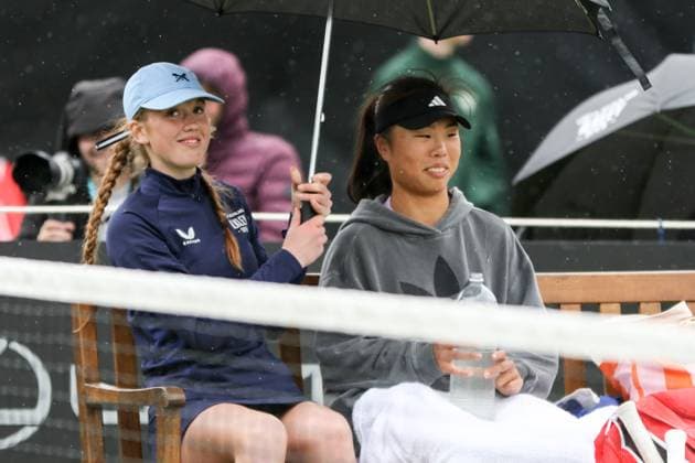 Ilkley Tennis Club, England, June 9th 2025: Mingge Xu during the WTA, Tennis Damen 125 as it rains with ball girl during Lexus Ilkley Open match with Ana Konjuh at Ilkley Tennis Club in Ilkley, England on June 9th 2025. (Sean Chandler SPP) Copyright: xSeanxChandlerx xSPPx spp-en-SeChSp-WTA 125 Lexus Ilkley Open - Ana Konjuh v Mingge Xu - Ilkley Tennis Club-32F5A3528