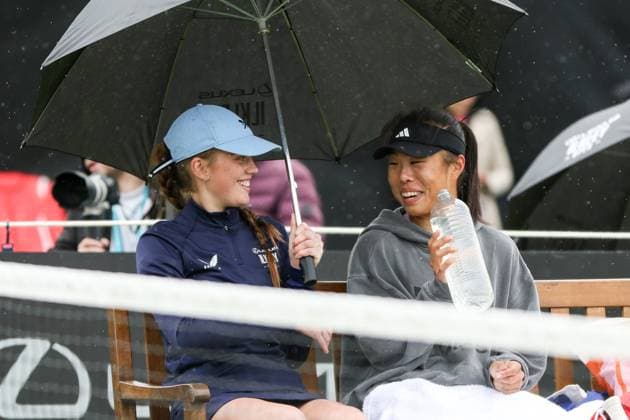 Ilkley Tennis Club, England, June 9th 2025: Mingge Xu during the WTA, Tennis Damen 125 as it rains with ball girl during Lexus Ilkley Open match with Ana Konjuh at Ilkley Tennis Club in Ilkley, England on June 9th 2025. (Sean Chandler SPP) Copyright: xSeanxChandlerx xSPPx spp-en-SeChSp-WTA 125 Lexus Ilkley Open - Ana Konjuh v Mingge Xu - Ilkley Tennis Club-42F5A3531