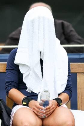 Ilkley Tennis Club, England, June 9th 2025: Lucrezia Stefanini under her towel during the WTA, Tennis Damen 125 Lexus Ilkley Open match with Viktorija Golubic at Ilkley Tennis Club in Ilkley, England on June 9th 2025. (Sean Chandler SPP) Copyright: xSeanxChandlerx xSPPx spp-en-SeChSp-WTA 125 Lexus Ilkley Open - Lucrezia Stefanini v Viktorija Golubic - Ilkley Tennis Club-112F5A4668