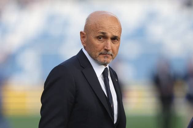 Reggio Emilia, Italy, italy: Reggio Emilia, Italy June 9, 2025: Luciano Spalletti on the pitch before his last match greets the crowd. 2026 World Cup Qualifier Italy-Moldovia at the Reggio Emilia stadium, Stadio CittÃ del Tricolore. Football: 2026 World Cup Qualification Italy-Moldovia At The Reggio Emilia Stadium, Stadio CittÃ Del Tricolore.  - ZUMAp169 0821961956st Copyright: xmarcoxiacobuccix