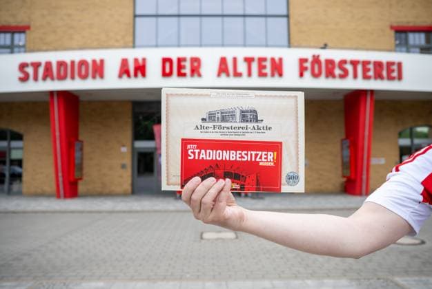 Bilder des Jahres 2025, Sport 06 Juni Sport Themen der Woche KW24 Sport Bilder des Tages Fussball, Herren, Saison 2024 2025, 1. Bundesliga, 1. FC Union Berlin, erster Tag der Ausgabe der im Dezember 2024 von Vereinsmitgliedern gezeichneten Stadionaktien (neue Alte-Försterei-Aktie) am Stadion An der Alten Försterei, 10.06. 2025, *** Football, men, season 2024 2025, 1 Bundesliga, 1 FC Union Berlin, first day of issue of the stadium shares subscribed by club members in December 2024 new Alte Försterei share at the stadium An der Alten Försterei, 10 06 2025, Copyright: xMatthiasxKochx