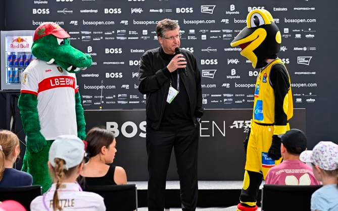 Press conference PK children with mascot Fritzle VfB Stuttgart and Lurchi mascot of the giants Ludwigsburg with press officer Karlheinz Wieser at the microphone Tennis Men BOSS Open ATP 250 Stuttgart 2025 Weissenhof BOSS Open ATP 250 Stuttgart 2025