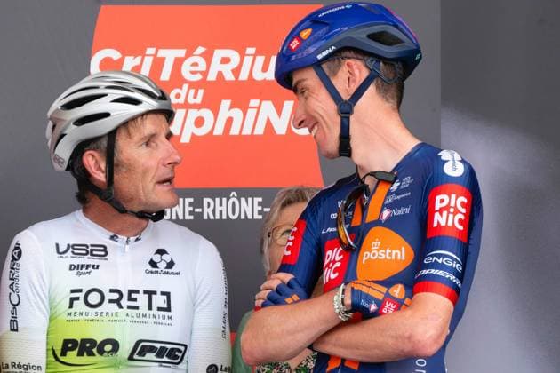Cyclisme Criterium Dauphine Etape Brioude Charantonnay, PHOTOPQR LA MONTAGNE Richard BRUNEL ; ; 10 06 2025 ; Cyclisme Criterium Dauphine Etape Brioude Charantonnay, Adieux Romain Bardet avec son pere, le 10 06 2025 Photo Richard Brunel - Criterium du dauphine stage 3 June 10 2025 France  Copyright: xPHOTOPQR LAxMONTAGNE MAXPPPxRichardxBRUNELx 20250610LMT0933 20250610LMT0933