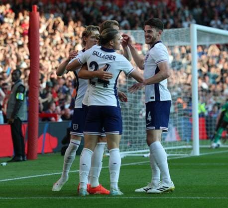 England v Senegal International Friendly, Länderspiel, Nationalmannschaft Harry Kane of England celebrates scoring the first goal for his team with Declan Rice of England and Conor Gallagher of England during the International Friendly match at the City Ground, Nottingham UK Newspapers OUT Copyright: xAndyxSumnerx FIL-21902-0030