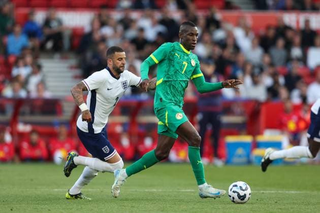 England gegen Senegal 10. Juni 2025, Nottingham Internationales Fußball-Freundschaftsspiel England gegen Senegal Nicolas Jackson aus Senegal und Kyle Walker aus England Foto Charlotte Wilson Abseits Nottingham UK  Copyright: xCharlottexWilsonx xOffsidexOffside