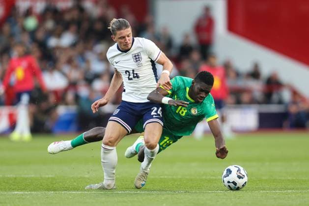 England gegen Senegal 10. Juni 2025, Nottingham Internationales Fußball-Freundschaftsspiel England gegen Senegal Connor Gallagher aus England und Ismaila Sarr aus Senegal Foto Charlotte Wilson Abseits Nottingham UK  Copyright: xCharlottexWilsonx xOffsidexOffside