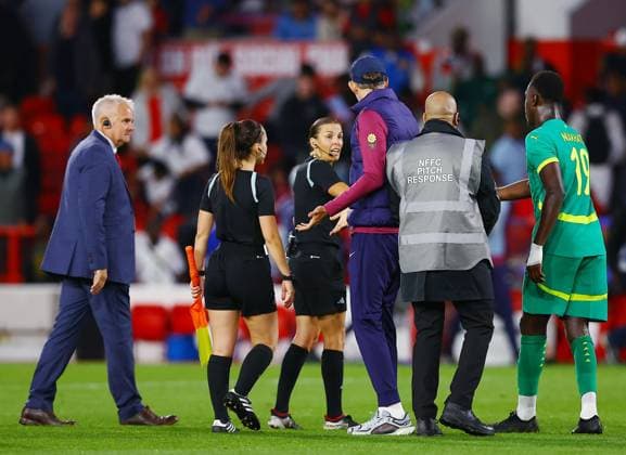 England manager Thomas Tuchel speaks with Referee Stephanie Frappart at the end of the match England v Senegal, International Friendly, Länderspiel, Nationalmannschaft Football, City Ground, Nottingham, UK - 10 Jun 2025 EDITORIAL USE ONLY No use with unauthorised audio, video, data, fixture lists, club league logos or live services. Online in-match use limited to 120 images, no video emulation. No use in betting, games or single club league player publications. Copyright: xMattxWest Shutterstockx 15350922ba