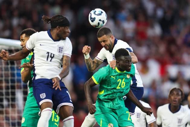 England gegen Senegal 10. Juni 2025, Nottingham Internationales Fußball-Freundschaftsspiel England gegen Senegal Kyle Walker von England köpft den Ball vor Pape Gueye von Senegal Foto Charlotte Wilson Abseits Nottingham UK  Copyright: xCharlottexWilsonx xOffsidexOffside