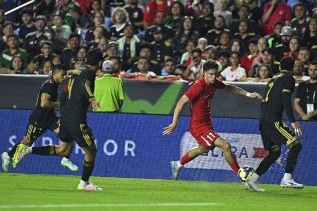 Turkiye v Mexico - Friendlies NORTH CAROLINA, UNITED STATES - JUNE 10: Kenan Yildiz (11) of Turkiye in action against Cesar Montes (3) and Edson Alvarez (4) of Mexico during the friendly match between Turkiye and Mexico at Kenan Memorial Stadium at Chapel Hill, North Carolina, United States on June 10, 2025. Celal Günes Anadolu North Carolina United States. Editorial use only. Please get in touch for any other usage.  Copyright: x2025xAnadoluxCelalxGüneÅüx