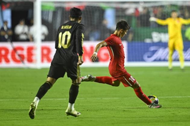 Turkiye v Mexico - Friendlies NORTH CAROLINA, UNITED STATES - JUNE 10: Arda Guler (10) of Turkiye in action against Alexis Vega (10) of Mexico during the friendly match between Turkiye and Mexico at Kenan Memorial Stadium at Chapel Hill, North Carolina, United States on June 10, 2025. Celal Gunes Anadolu North Carolina United States. Editorial use only. Please get in touch for any other usage.  Copyright: x2025xAnadoluxCelalxGunesx