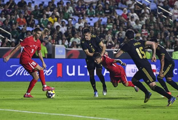 Turkiye v Mexico - Friendlies NORTH CAROLINA, UNITED STATES - JUNE 10: Arda Guler (3rd L) and Mert Muldur (18) of Turkiye in action during the friendly match between Turkiye and Mexico at Kenan Memorial Stadium at Chapel Hill, North Carolina, United States on June 10, 2025. Celal Gunes Anadolu North Carolina United States. Editorial use only. Please get in touch for any other usage.  Copyright: x2025xAnadoluxCelalxGunesx