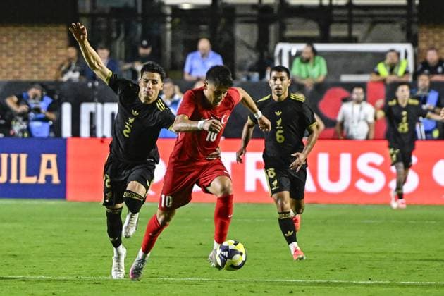 Turkiye v Mexico - Friendlies NORTH CAROLINA, UNITED STATES - JUNE 10: Arda Guler (10) of Turkiye in action against Jorge Sanchez (2) of Mexico during the friendly match between Turkiye and Mexico at Kenan Memorial Stadium at Chapel Hill, North Carolina, United States on June 10, 2025. Celal Gunes Anadolu North Carolina United States. Editorial use only. Please get in touch for any other usage.  Copyright: x2025xAnadoluxCelalxGunesx