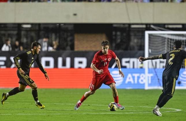 Turkiye v Mexico - Friendlies NORTH CAROLINA, UNITED STATES - JUNE 10: Kenan Yildiz (11) of Turkiye in action against Jorge Sanchez (2) and Santiago Gimenez (11) of Mexico during the friendly match between Turkiye and Mexico at Kenan Memorial Stadium at Chapel Hill, North Carolina, United States on June 10, 2025. Celal Gunes Anadolu North Carolina United States. Editorial use only. Please get in touch for any other usage.  Copyright: x2025xAnadoluxCelalxGunesx