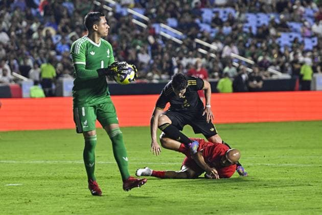 Turkiye v Mexico - Friendlies NORTH CAROLINA, UNITED STATES - JUNE 10: Ahmed Kutucu (ground) of Turkiye in action against Israel Reyes (15) of Mexico during the friendly match between Turkiye and Mexico at Kenan Memorial Stadium at Chapel Hill, North Carolina, United States on June 10, 2025. Celal Gunes Anadolu North Carolina United States. Editorial use only. Please get in touch for any other usage.  Copyright: x2025xAnadoluxCelalxGunesx