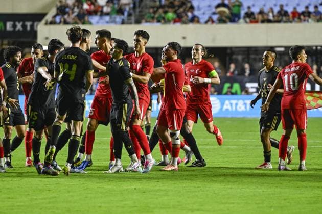 Turkiye v Mexico - Friendlies NORTH CAROLINA, UNITED STATES - JUNE 10: Mert Muldur (18) and Merih Demiral (3) of Turkiye, Marcel Ruiz (14) of Mexico argue during the friendly match between Turkiye and Mexico at Kenan Memorial Stadium at Chapel Hill, North Carolina, United States on June 10, 2025. Celal Gunes Anadolu North Carolina United States. Editorial use only. Please get in touch for any other usage.  Copyright: x2025xAnadoluxCelalxGunesx