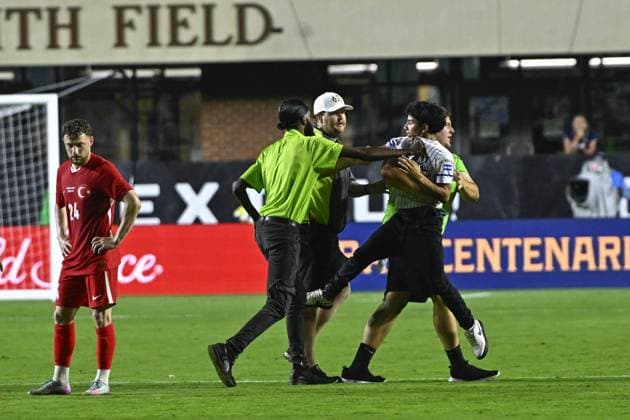 Turkiye v Mexico - friendly match NORTH CAROLINA, UNITED STATES - JUNE 10: Fans enter the field during the friendly match between Turkiye and Mexico at Kenan Memorial Stadium at Chapel Hill, North Carolina, United States on June 10, 2025. Celal Gunes Anadolu North Carolina United States. Editorial use only. Please get in touch for any other usage.  Copyright: x2025xAnadoluxCelalxGunesx