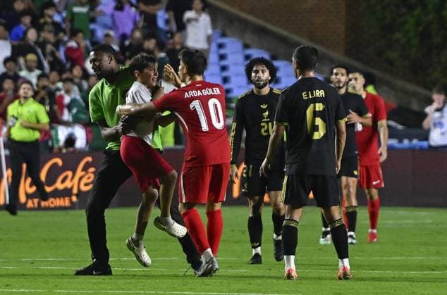 Turkiye v Mexico - friendly match NORTH CAROLINA, UNITED STATES - JUNE 10: Arda Guler (10) of Turkiye speaks to a young fan who ran into the pitch during the friendly match between Turkiye and Mexico at Kenan Memorial Stadium at Chapel Hill, North Carolina, United States on June 10, 2025. Celal Gunes Anadolu North Carolina United States. Editorial use only. Please get in touch for any other usage.  Copyright: x2025xAnadoluxCelalxGunesx