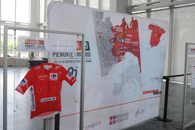 Foto IPP Massimo Rana Torino 11-06-2025 Ciclismo Conferenza stampa di presentazione della Vuelta con le tappe piemontesi nella foto la maglia rossa del vincitore della vuelta Italy Photo Press - World Copyright italy ITALY  Copyright: xR4924_italyphotopressx