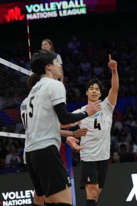 (250611) -- XI AN, June 11, 2025 -- Miyaura Kento (R) of Japan celebrates during the Pool 3 match between China and Japan at the Men s Volleyball Nations League (VNL) 2025 in Xi an, northwest China s Shaanxi Province, June 11, 2025. ) (SP)CHINA-XI AN-VOLLEYBALL-NATIONS LEAGUE-MEN-CHINA VS JAPAN (CN) LixYibo 
