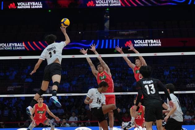 (250611) -- XI AN, June 11, 2025 -- Li Yongzhen (top C) and Yu Yuantai (top R) of China compete during the Pool 3 match between China and Japan at the Men s Volleyball Nations League (VNL) 2025 in Xi an, northwest China s Shaanxi Province, June 11, 2025. ) (SP)CHINA-XI AN-VOLLEYBALL-NATIONS LEAGUE-MEN-CHINA VS JAPAN (CN) LixYibo 