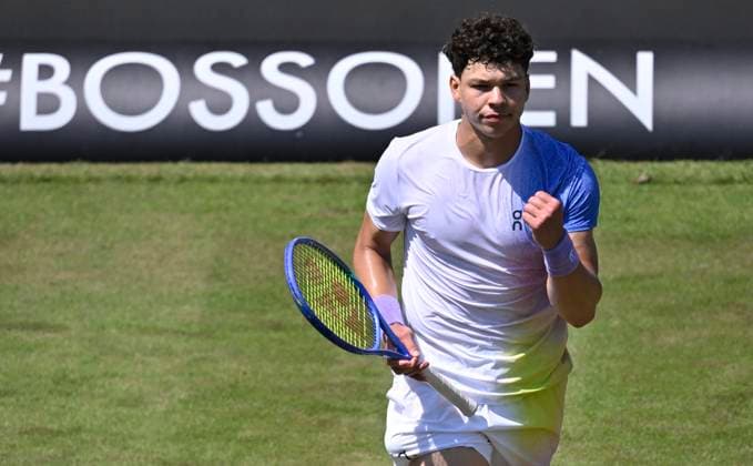 Ben Shelton USA jubilation, joy, emotion, emotional, cheers, happiness, happy, about match win gesture tennis men BOSS Open ATP 250 Stuttgart 2025 Weissenhof BOSS Open ATP 250 Stuttgart 2025