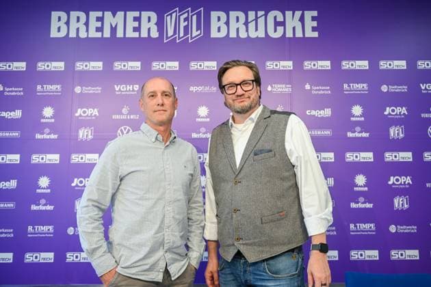 Vorstellung des neuen Direktors Fußball beim VfL Osnabrück am 11.06.2025 an der Bremer Brücke in Osnabrück Joe Enochs wird als Direktors Fußball beim VfL Osnabrück vorgestellt, hier mit Geschaeftsfuehrer Michael Welling (Osnabrueck) MT