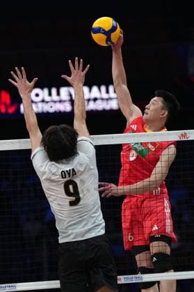 (250611) -- XI AN, June 11, 2025 -- Yu Yuantai (R) of China spikes the ball during the Pool 3 match between China and Japan at the Men s Volleyball Nations League (VNL) 2025 in Xi an, northwest China s Shaanxi Province, June 11, 2025. ) (SP)CHINA-XI AN-VOLLEYBALL-NATIONS LEAGUE-MEN-CHINA VS JAPAN (CN) LixYibo 