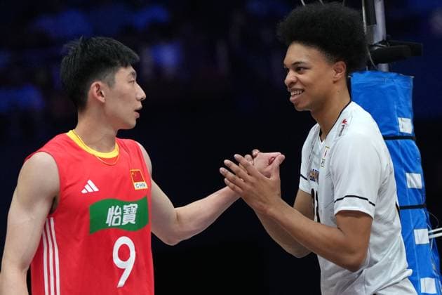 (250611) -- XI AN, June 11, 2025 -- Larry Ik Evbade-Dan (R) of Japan greets Li Yongzhen of China during the Pool 3 match between China and Japan at the Men s Volleyball Nations League (VNL) 2025 in Xi an, northwest China s Shaanxi Province, June 11, 2025. ) (SP)CHINA-XI AN-VOLLEYBALL-NATIONS LEAGUE-MEN-CHINA VS JAPAN (CN) LixYibo 
