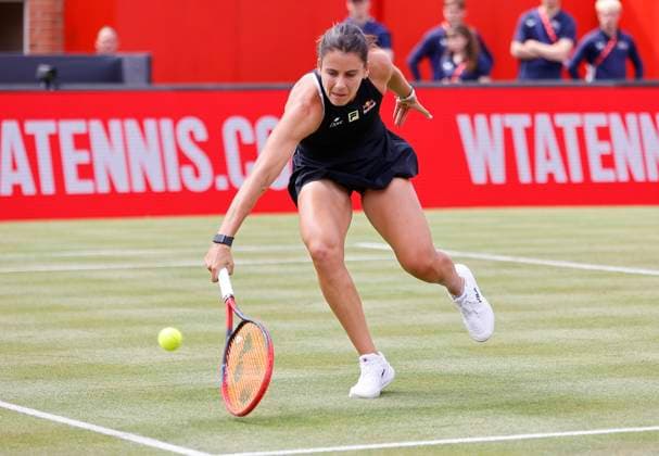 11th June 2025; HSBC Championships, Queen s Club, West Kensington, London, England: HSBC Womens Championships queens Club, Day 3, Emma Navarro (USA) plays a backhand shot against Beatriz Haddad Maia (BRA)  ActionPlus12800277 HongboxChen