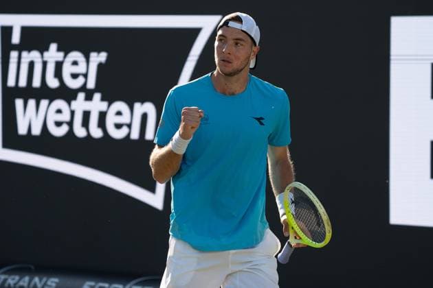 Jan Lennard Struff cheers, Emottion, Jan Lennard Struff vs Jiri Lehecja, Tennis, ATP Tournament, Boss Open, Center Court, Round of 16, 11 06 2025, Jan Lennard Struff vs Jiri Lehecja, Tennis, ATP Tournament, Boss Open, Center Court, Round of 16, 11 06 2025, Stuttgart Copyright: xEibner-Pressefoto EdwardxCheungx EP_ECG