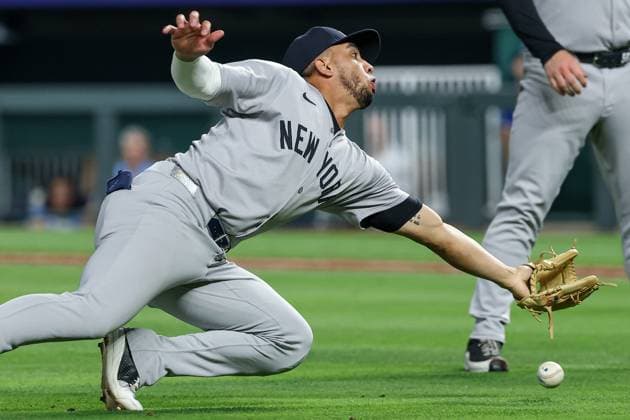 MLB, Baseball Herren, USA 2025: Yankees Vs Royals JUN 11 June 11, 2025: New York Yankees third baseman Oswald Peraza (18) can t make the play on a fly ball from Kansas City Royals designated hitter Vinnie Pasquantino (9) during the ninth inning at Kauffman Stadium in Kansas City, MO. David Smith CSM (Credit Image: Â David Smith Cal Media) Kansas City Mo United States of America EDITORIAL USE ONLY Copyright: xx ZUMA-20250611_zma_c04_054.jpg DavidxSmithx csmphotothree391657