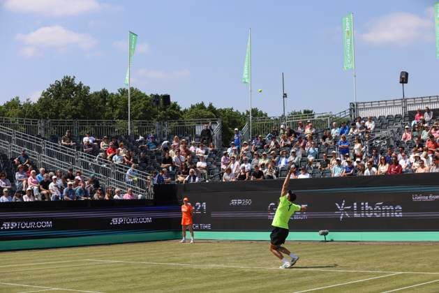 Libema Open Grass Court Championships S-HERTOGENBOSCH, NETHERLANDS: Hubert Hurkacz of Poland serves during the tennis game against Roberto Bautista Agut of Spain on Day 3 at Autotron the Rosmalen Grass Court Championships LibÃ ma Open Tournament an ATP, Tennis Herren 250 event in Den Bosch, the Netherlands on June 11, 2025 Rosmalen Netherlands  Copyright: xNicolasxEconomoux originalFilename:economou-notitle250611_np2G7.jpg