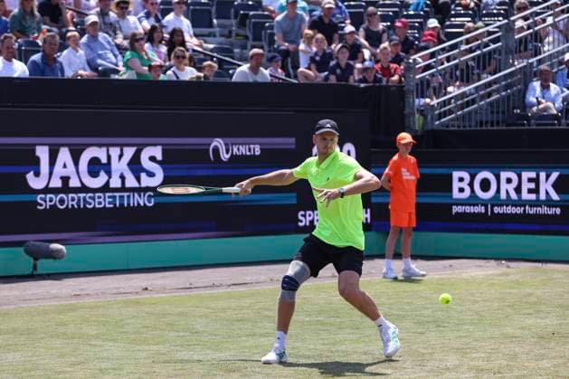 Libema Open Grass Court Championships S-HERTOGENBOSCH, NETHERLANDS: Hubert Hurkacz of Poland during the tennis game against Roberto Bautista Agut of Spain on Day 3 at Autotron the Rosmalen Grass Court Championships LibÃ ma Open Tournament an ATP, Tennis Herren 250 event in Den Bosch, the Netherlands on June 11, 2025 Rosmalen Netherlands  Copyright: xNicolasxEconomoux originalFilename:economou-notitle250611_npf4l.jpg
