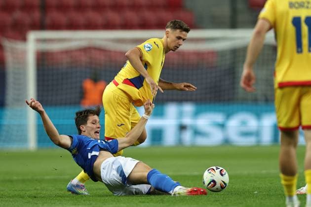 Giovanni Fabbian (Italy U21, U 21 Louis Munteanu (Romania U21) during the UEFA Under 21 Slovakia 2025 match between Italy U21 1-0 Romania U21 at Malatinsky Stadium Stadium on June 11, 2025 in Trnava, Slovakia. Noxthirdxpartyxsales  (294654553)