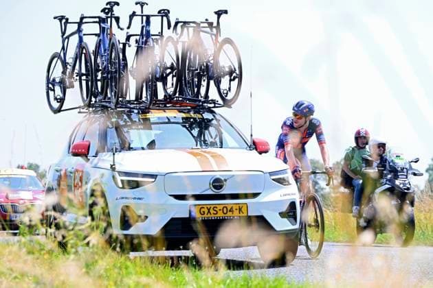 Criterium du Dauphine 2025 Stage 5 MACON, FRANCE - JUNE 12 : Leijnse Enzo (NED) of Team Picnic PostNL at the team car during stage 5 of the 77th edition of Criterium du Dauphine Libere an UCI World Tour 2.UWT cycling road race stage for Men Elite of 183 km with start in Saint-Priest and finish in Macon on June 12, 2025 in Macon, France, 12 06 2025 ( Motordriver Kenny Verfaillie - Macon France  Copyright: xVincentxKalutx