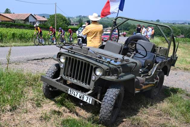 Criterium du Dauphine 2025 Stage 5 MACON, FRANCE - JUNE 12 : illustration picture supporter with a Jeep Willys during stage 5 of the 77th edition of Criterium du Dauphine Libere an UCI World Tour 2.UWT cycling road race stage for Men Elite of 183 km with start in Saint-Priest and finish in Macon on June 12, 2025 in Macon, France, 12 06 2025 ( Motordriver Kenny Verfaillie - Macon France  Copyright: xVincentxKalutx