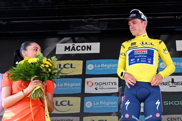 Sport Bilder des Tages Criterium du Dauphine 2025 Stage 5 MACON, FRANCE - JUNE 12 : Evenepoel Remco (BEL) of Soudal - Quick Step pictured with the yellow jersey during the podium ceremony of stage 5 of the 77th edition of Criterium du Dauphine Libere an UCI World Tour 2.UWT cycling road race stage for Men Elite of 183 km with start in Saint-Priest and finish in Macon on June 12, 2025 in Macon, France, 12 06 2025 ( Motordriver Kenny Verfaillie - Macon France  Copyright: xVincentxKalutx