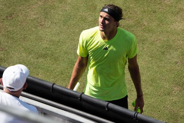 Alexander Zverev exchange with coach, Alexander Zverev vs Corentin Moutet, Tennis, ATP Tournament, Boss Open, Center Court, Round of 16, 12 06 2025, Alexander Zverev vs Corentin Moutet, Tennis, ATP Tournament, Boss Open, Center Court, Round of 16, 12 06 2025, Stuttgart Copyright: xEibner-Pressefoto EdwardxCheungx EP_ECG